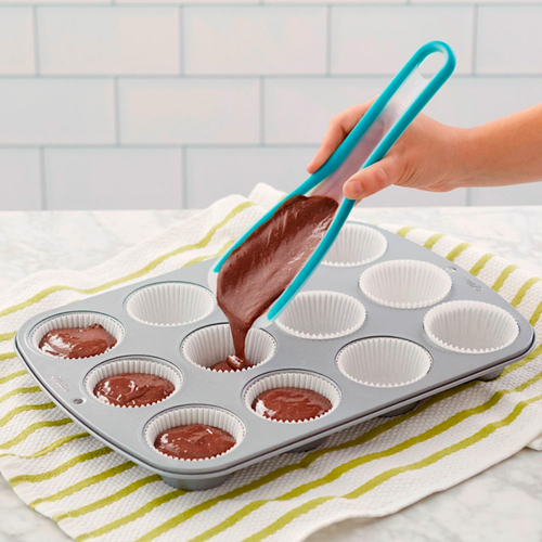 WILTON "VERSA-TOOLS" SPREADING AND POURING SPATULA