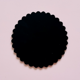 EN PAPIERS ROUND BLACK CAKE BASE (CASSIS WAVE) - 15 CM