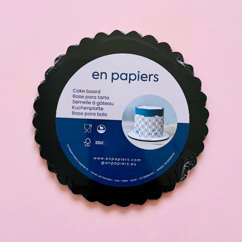 EN PAPIERS ROUND BLACK CAKE BASE (CASSIS WAVE) - 15 CM