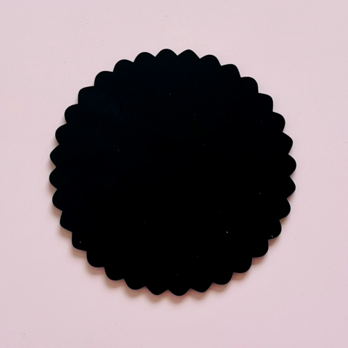 EN PAPIERS ROUND BLACK CAKE BASE (CASSIS WAVE) - 20 CM