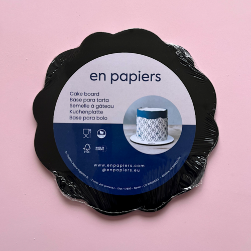 EN PAPIERS ROUND BLACK CAKE BASE (WAVE) - 15 CM